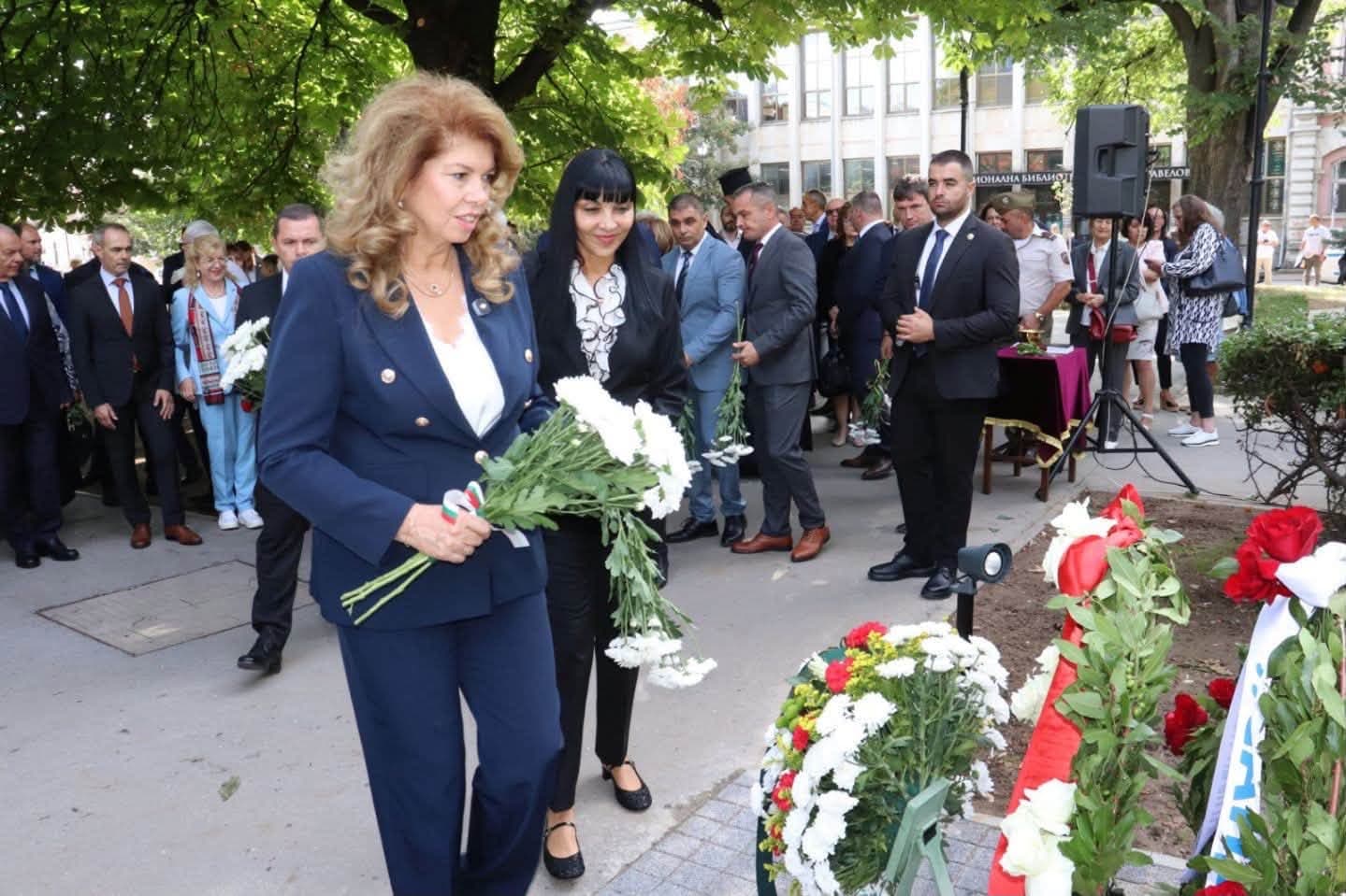 Президентът Илияна Йотова откри новата учебна година в гимназия „Христо Ботев“ в Русе