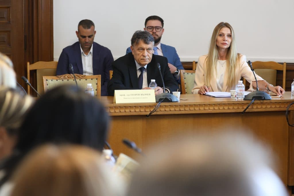Министерството на образованието подготвя пакет от мерки за дисциплина в училище